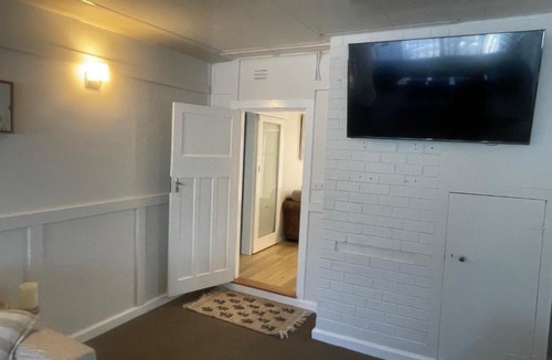 Forest Hill House | Easy Wagga Stopover, Spacious & Comfortable