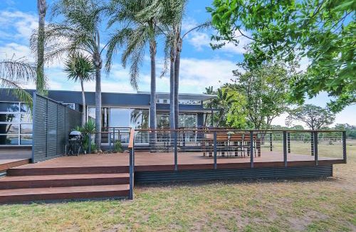 Ebden Apartment | Ebden Lake House- Laid-back Luxury with Lake Views