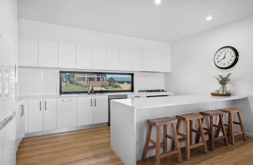 Woolgoolga House | Echoes Luxury Residence, Pet Friendly Walk to Cafes