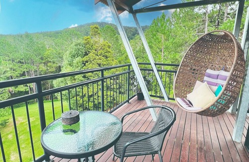 Smiths Creek Ski Chalet | Ecoasis Sunrise Chalet – Romantic Rainforest Haven