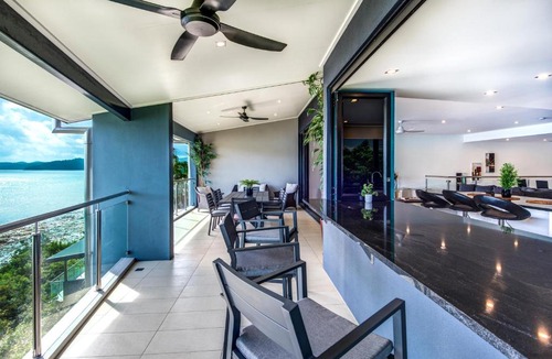 Hamilton Island Villa | Edge 5 Oceanfront 3-Bedroom Apartment - Featuring an Infinity Pool, Spa Bath, Buggy and Valet Service