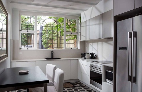 Woolwich Apartment | Elegant 3-Bed Heritage House with Swimming Pool