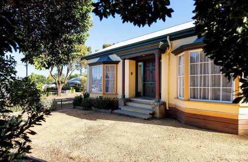 Castlemaine House | Elegant Goldfields Retreat | Spa Bath & Privacy