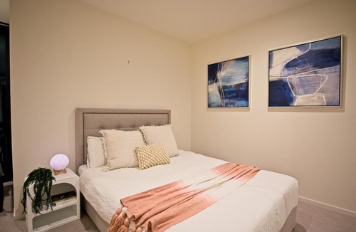 Southbank Apartment | Elevate to Level 65 In Elegance With Study Desk AU6514