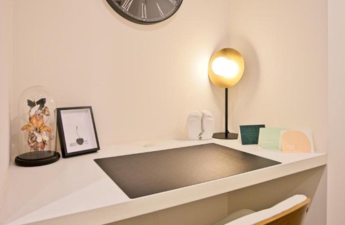 Southbank Apartment | Elevate to Level 65 In Elegance With Study Desk AU6514