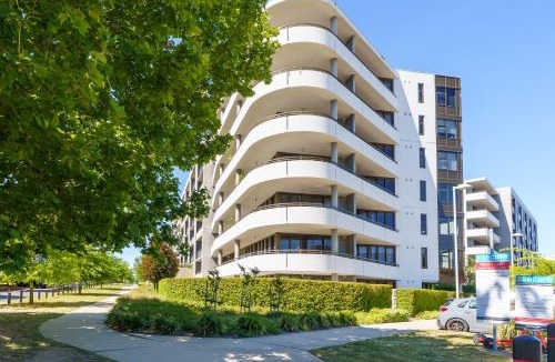 Barton Apartment | Elevated Stay with Refined Interiors and Courtyard - Hosted by Canstay