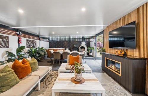 Coffs Harbour House | Ellie's Grand Escape - Sleeps 10 Pool Spa Amazing!