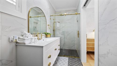 Coffs Harbour House | Ellie's Holiday Escape - Pool, Romantic, Fireplace
