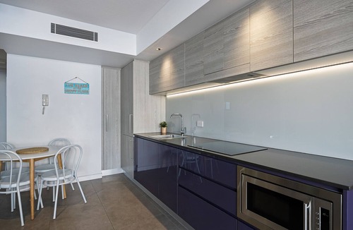 Alexandra Headland Apartment | Elysee Beachside 1 Bedroom Apartment