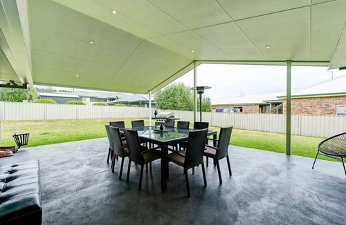 Calare House | Entertainers Haven by Mary & Tex | 10 Guests, Pets