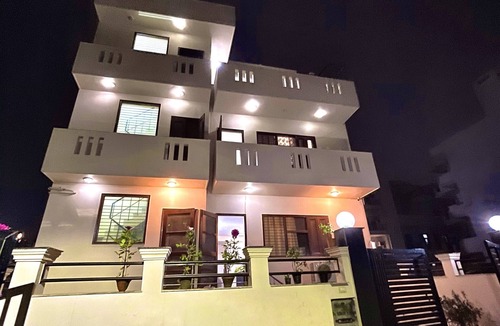 Gurugram House | entire 3bhk with big hall n kitchen on ground flr