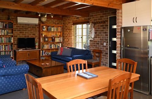 Armidale House | Entire home | 2 Bathroom | Office | Walk to CBD | Longer Stays Welcome
