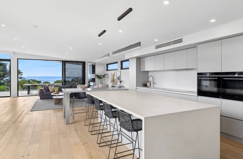 Torquay House | Esplanade Ultimate Luxury Pool & Ocean Views
