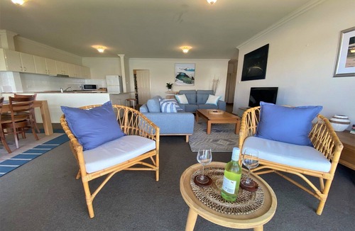 Nambucca Heads Apartment | Estuary - Chasing water views? TOP floor unit certainly delivers this & more!