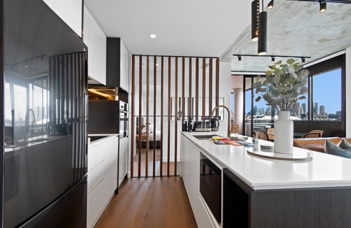 Cremorne Apartment | Executive 2-Bed Apartment with Views, Gym and Spa