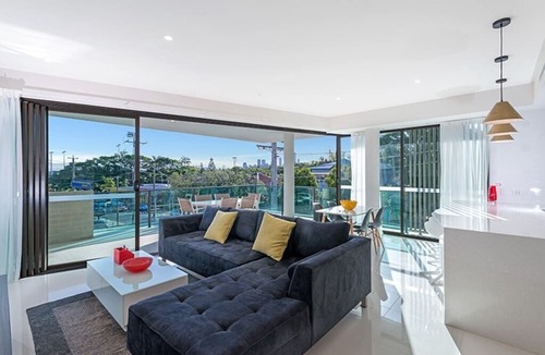 Bulimba Apartment | Executive 3BR Bulimba Apartment with Large Balcony Next to Oxford St