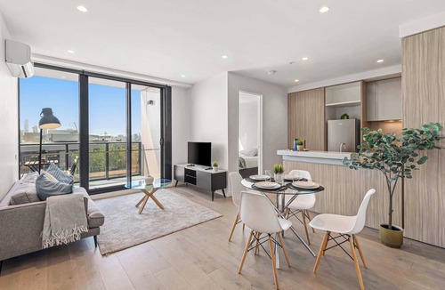 Port Melbourne Apartment | Executive apt. +views +parking in beachside resort