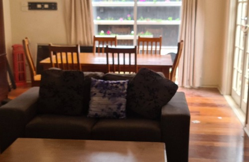 Berwick House | Executive Berwick home. 2 Storeys large lounge + office area. Suit professional