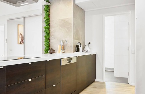 Chinatown Apartment | Exhibition St Retreat with Pool & Parking