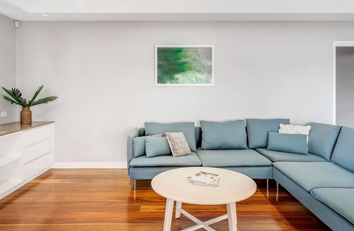 Chain Valley Bay House | Experience Waterfront Paradise at Our Sunset Lakehouse