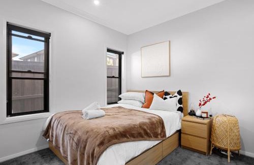 Schofields House | Extra Spacious Modern Retreat near Tallawong Metro
