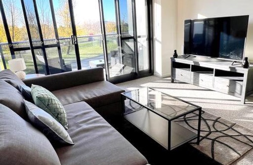Phillip Apartment | Fab in Phillip - 2bd 2bth Apt - Close to CBR Hospital