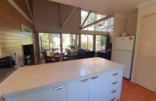 Forge Creek House | Fabulous self contained lakeside accommodation in a natural bush setting