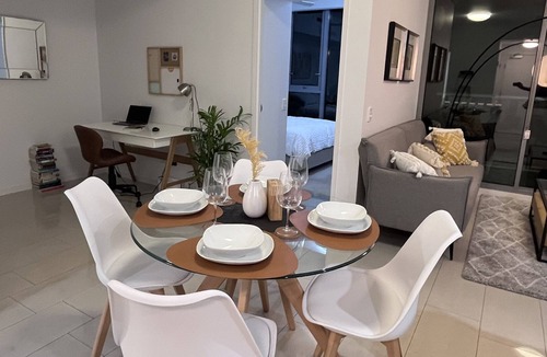 Hamilton Apartment | Fantastic River Views!!