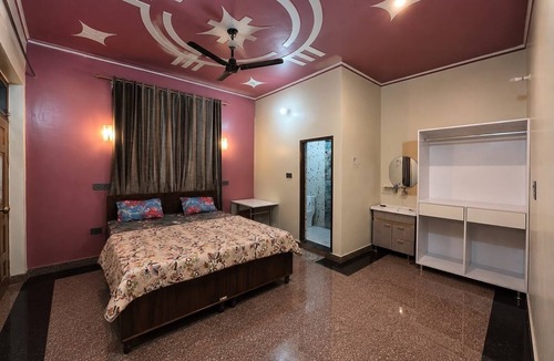 Bullawala House | Fantastic room in Dehradun perfect for your getaway.