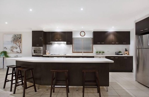 Broadbeach Waters House | FANTASTIC VALUE, affordable luxury