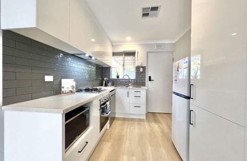 Payneham South Condo | Feel comfortable in this fully equipped, 2-bedroom unit located in quiet Payneham South, ideal for travelling workers & families. Easy parking, no stairs, heat & cool throughout, Wi-Fi, linen hire inc., keyless entry & easy self check-in!