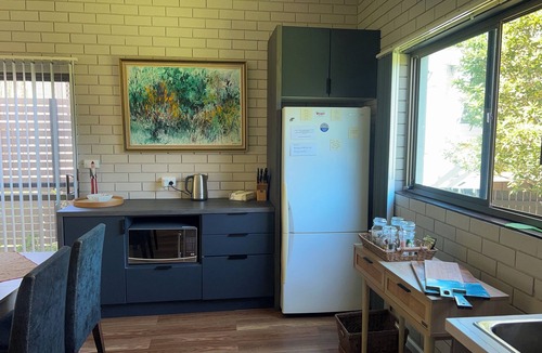 Flynns Beach House | Fi s Beach House directly opposite beach and park!