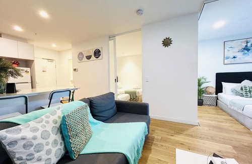 Melbourne Central Business District Apartment | ❤️FIFFT08/InnerCBD/SkyHigh View/1Min To Station/FREE(Pool/GYM/Tram)