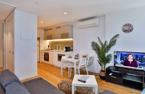 Melbourne Central Business District Apartment | ❤️FIFTE09/InnerCBD/SkyHigh View/1Min To Station/FREE(Pool/GYM/Tram)