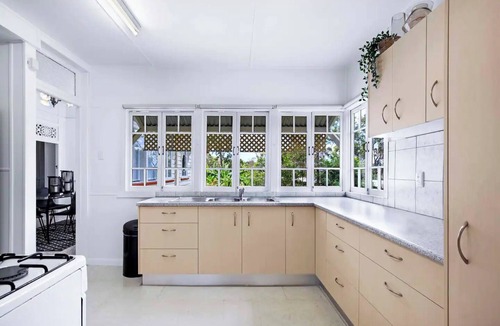 St. Lucia House | Five-Bedroom Heritage Home Close to Brisbane River & CBD - Pet Friendly