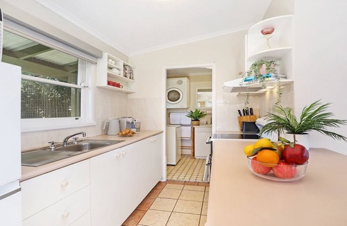 Kiama Apartment | Flipside Apartment - coastal escape for couples, with ocean views and top Kiama spots nearby