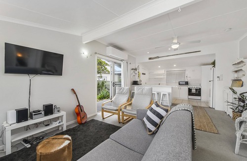 North Haven Cottage | Frangipani Cottage - walk to river, beach, eateries