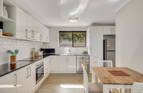 Kearneys Spring Apartment | Fresh Style! Close to UniSQ & Hospital!