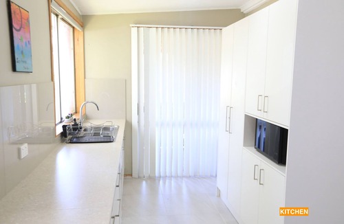 Tea Gardens House | FULL Holiday Home, Backyard, SPA, Ducted Aircon, walk to LAKE, PUB, BEACH, SHOPS
