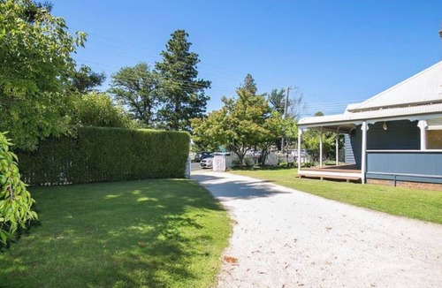Armidale House | Fully equipped, centrally located and close to Armidale Hospital