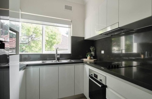 North Sydney Apartment | Garden 2 Bed Apt and Walk to Harbour | Parking