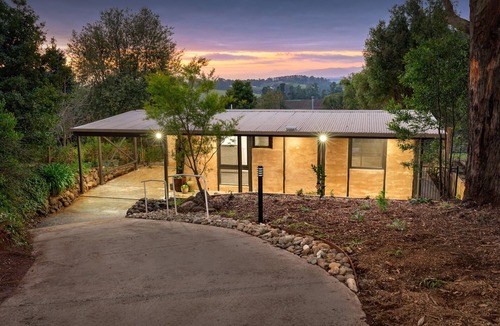 Gembrook House | Gembrook Views nUnique and recently renovated 2br mudbrick house