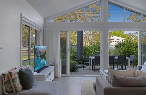 Huskisson House | Gone to the Beach by Book Jervis Bay- Free Wifi, Pet Friendly