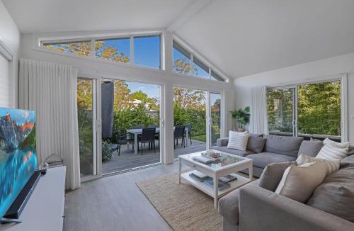 Huskisson House | Gone to the Beach by Book Jervis Bay- Free Wifi, Pet Friendly