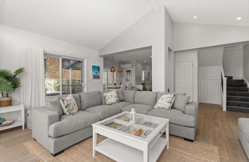 Huskisson House | Gone to the Beach by Book Jervis Bay- Free Wifi, Pet Friendly