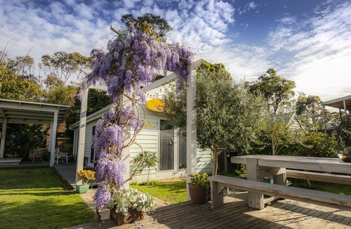 Point Leo House | Gorgeous Beach Frontage Home with Wood Fired Pizza Oven POINT LEO - Pet Friendly