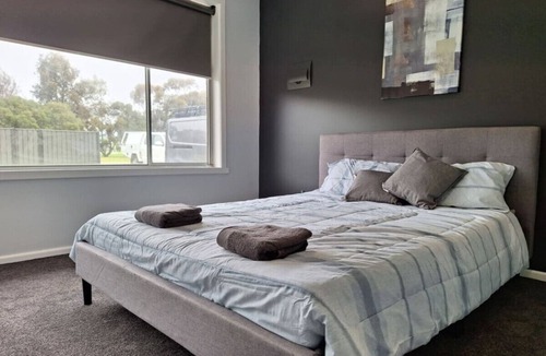 Shepparton North House | Graces House - 3 Bedroom in a great location in Shepparton