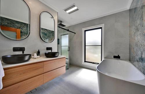 Calare House | Grand Stirling - Elite Escape, Unparalleled Luxury