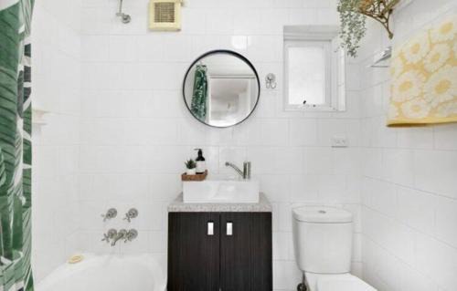 St Kilda Apartment | Great St Kilda location with free parking onsite