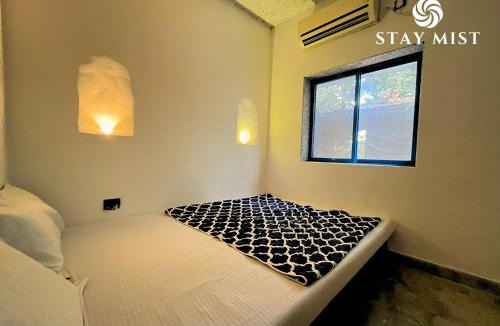 Chendhare Hotel | Greek Theme Room with Common Pool